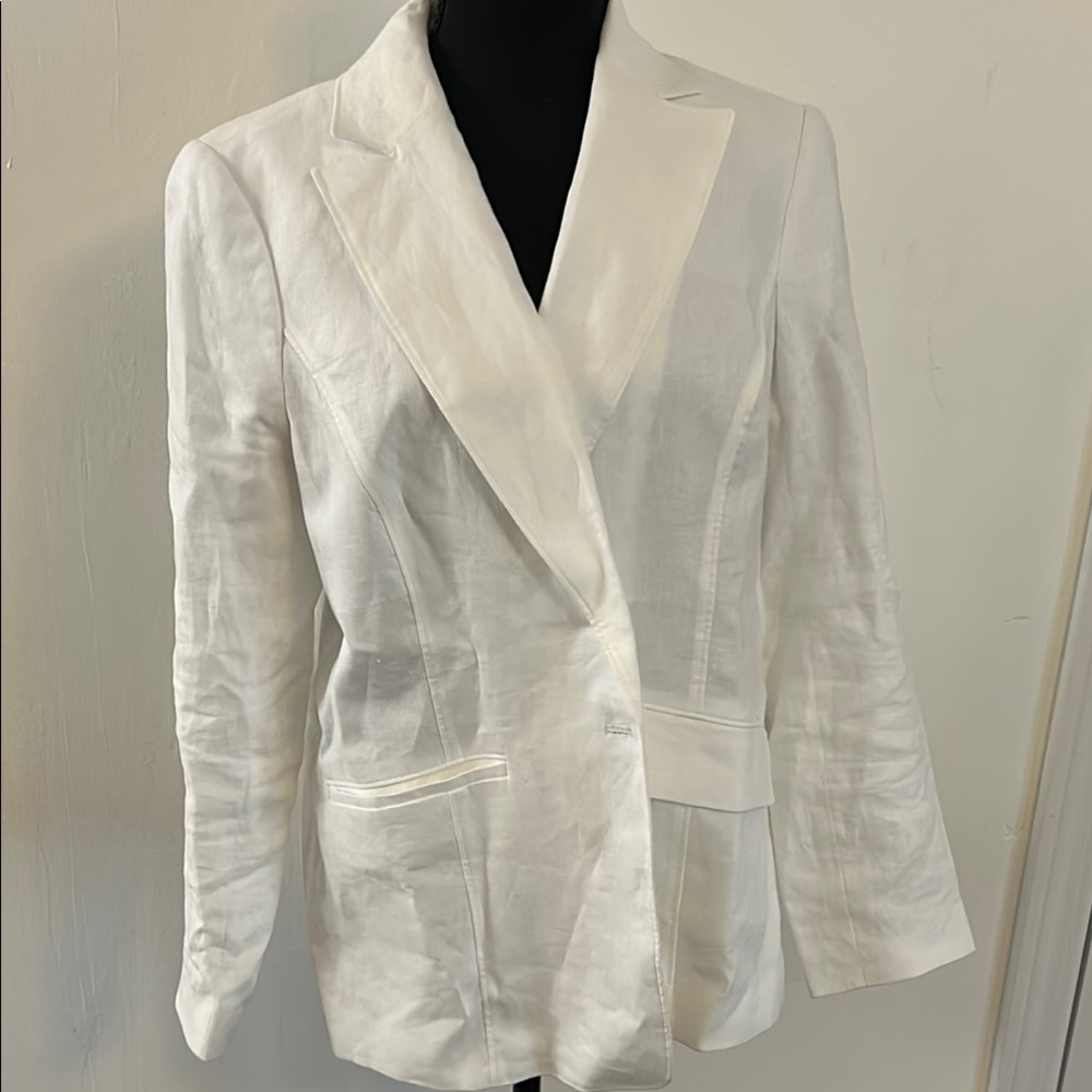 White Tailored Blazer With Structured Shoulders - image 1